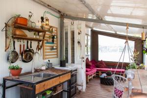 una cocina en una casa pequeña con fregadero en The Magic Truck en ‘Amqa