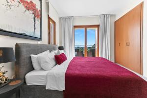una camera da letto con un letto grande e una finestra di Stunning 5 Bed Villa Calantha with Fantastic Outside Space - Aphrodite Hills a Kouklia Altre 41 foto