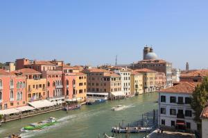 ヴェネツィアにあるシティ アパートメンツ リアルト マーケットの建物のある街の川の眺め
