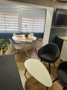 a room with a table and chairs and a tv at Apartamento Vallecas Plaza in Madrid