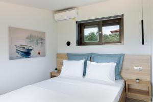 Ένα ή περισσότερα κρεβάτια σε δωμάτιο στο portokoufovillas +18 φωτογραφίες