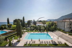 托斯科拉諾－馬德爾諾的住宿－Madeleine，享有度假村游泳池的空中景致