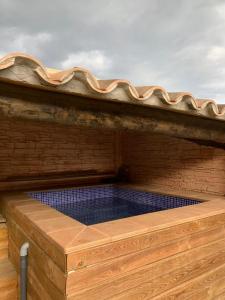 una estructura de madera con una plataforma de madera con un visor azul en Cal General en San Vicente de Castellet