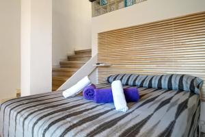 1 dormitorio con 1 cama con toallas en Hauzify I Apartament Casals, en Santa Cristina d'Aro