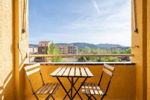 - Balcón con vistas, mesa y 2 sillas en Hauzify I Apartament Casals, en Santa Cristina d'Aro