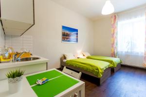 een kamer met 2 bedden en een keuken met een wastafel bij Apartamenty Bukowiec Folwark i Park in Bukowiec