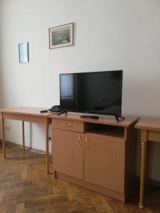 a desk with a television on top of it at Suite Hotel 200m zum Prater in Vienna