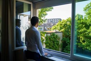 Oaspeți care stau la Hotel Wettstein