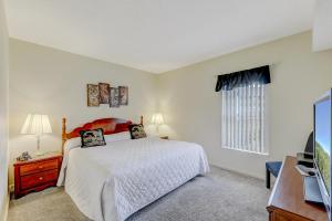 une chambre blanche avec un lit et une fenêtre dans l'établissement Simply Blessed Whispering Pines 243, à Pigeon Forge 26 autres photos