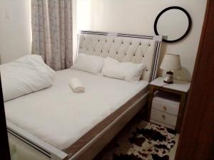Postel nebo postele na pokoji v ubytování Inviting 1 Bed Apartment in Nairobi