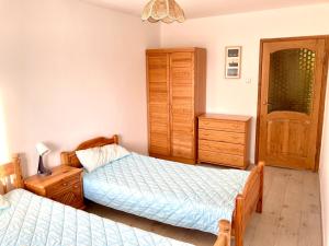 Ein Bett oder Betten in einem Zimmer der Unterkunft Insko Home & Sauna