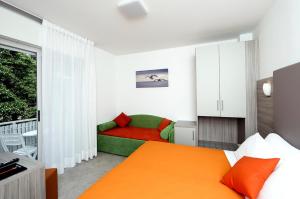 Łóżko lub łóżka w pokoju w obiekcie Hotel Simi Lan
