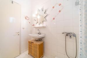 un bagno con lavandino e doccia di Villa Prima a Kato Korakiana