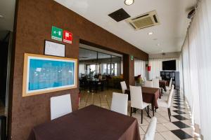 モーディカにあるHotel Principe d'Aragonaのテーブルと椅子のあるレストラン、ダイニングルームを併設しています。