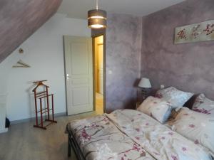 Un dormitorio con una cama y una escalera. en chambres d'hôtes naturistes de la moque souris, en Saint-Pierre-de-Mailloc
