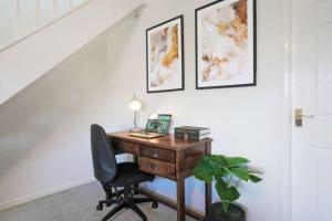 een bureau met een laptop en een stoel bij Blandford House with Free Parking, Fast Wifi, Smart TV with Netflix and Private Garden by Yoko Property in Coventry