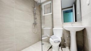 une salle de bains avec douche, toilettes et lavabo dans l'établissement Corfu Paloma Apartments, à Ýpsos 38 autres photos