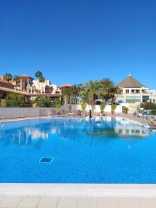 Bazén v ubytování Torres Del Sol Luxury Las Americas nebo v jeho okolí