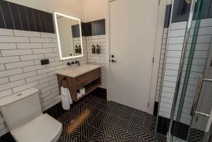 uma casa de banho com um lavatório e um WC em TRYP by Wyndham Wellington, Tory Street em Wellington