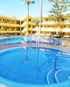 Bazén v ubytování Torres Del Sol Luxury Las Americas nebo v jeho okolí