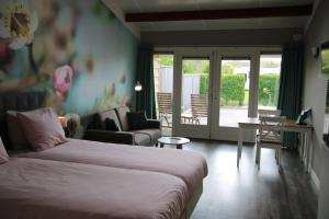 カウデーケルケにあるSint-Anthonijshoekのベッドルーム1室(ベッド1台付)、リビングルームが備わります。
