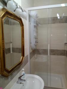 y baño con lavabo y ducha con espejo. en WELL COME - Santa Lucia, en Nápoles