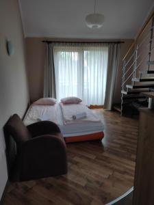 Postel nebo postele na pokoji v ubytování Tiborc Apartman
