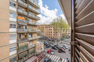 Blick auf eine Stadtstraße vom Balkon eines Gebäudes in der Unterkunft Rooms Piramide in Rom