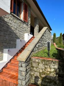 uma escada de pedra que leva a uma casa em Villa Belvedere di Popiglio em Popiglio
