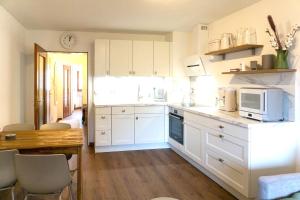 Kuchyň nebo kuchyňský kout v ubytování Balkon mit ruhigem Garten in Sonthofen OD1