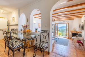 uma cozinha e sala de jantar com mesa e cadeiras em Holiday Villa Near Denia em Adsubia