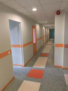 an empty hallway in a building with colorful floors at Suure-Jaani Veekeskuse Sürgavere majutus in Sürgavere