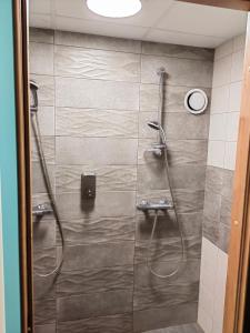 W łazience z przeszklonymi drzwiami znajduje się prysznic. w obiekcie Suure-Jaani Veekeskuse Sürgavere majutus w mieście Sürgavere