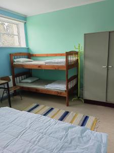 sypialnia z 2 łóżkami piętrowymi i łóżkiem w obiekcie Suure-Jaani Veekeskuse Sürgavere majutus w mieście Sürgavere