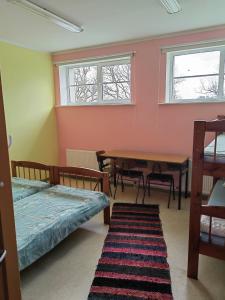 um quarto com duas camas e uma mesa e cadeiras em Suure-Jaani Veekeskuse Sürgavere majutus em Sürgavere