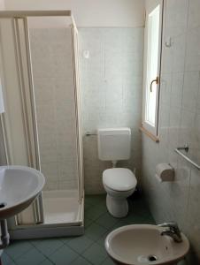 ein Bad mit einem WC, einer Dusche und einem Waschbecken in der Unterkunft Appartamenti Carlotta in Rimini