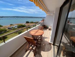 uma varanda com mesa e cadeiras e vista para a água em Turquesa & Ambar Apartments Formentera em La Savina