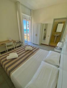Postel nebo postele na pokoji v ubytování HOTEL FLYING