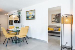 Zdjęcie z galerii obiektu Apartment with pool - 5min walk from beaches w Cannes