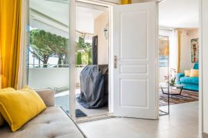 Zdjęcie z galerii obiektu Apartment with pool - 5min walk from beaches w Cannes