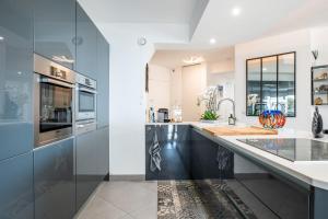Zdjęcie z galerii obiektu Apartment with pool - 5min walk from beaches w Cannes