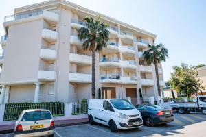 Zdjęcie z galerii obiektu Apartment with pool - 5min walk from beaches w Cannes