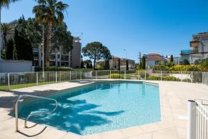 Zdjęcie z galerii obiektu Apartment with pool - 5min walk from beaches w Cannes