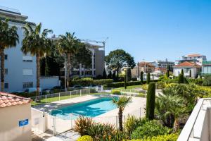 Zdjęcie z galerii obiektu Apartment with pool - 5min walk from beaches w Cannes