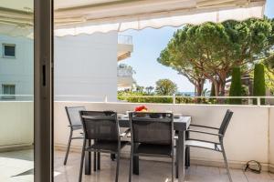 Zdjęcie z galerii obiektu Apartment with pool - 5min walk from beaches w Cannes