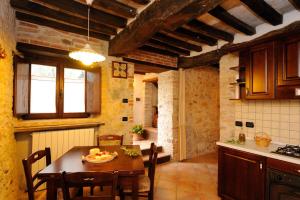 uma cozinha com mesa e cadeiras num quarto em Rosa - Agriturismo Fogliani em Giano dellʼUmbria