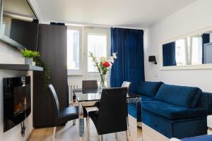Posedenie v ubytovaní UNITApartaments Short Rent Apartment in Warsaw by Metro Station Rondo ONZ Apart with 3bedrooms 23