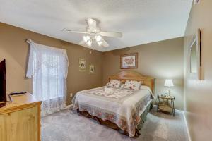 une chambre avec un lit et un ventilateur de plafond dans l'établissement Birds Eye View Whispering Pines 252, à Pigeon Forge 27 autres photos