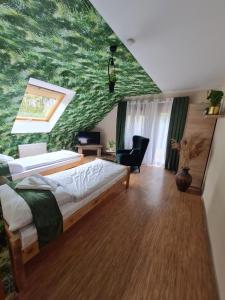 sypialnia z łóżkiem i zieloną ścianą w obiekcie Apartamenty "Hubertówka" 