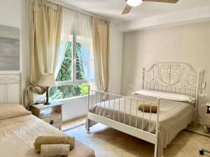 Postel nebo postele na pokoji v ubytování Cosy townhouse Golden Mile + 10 fotografií